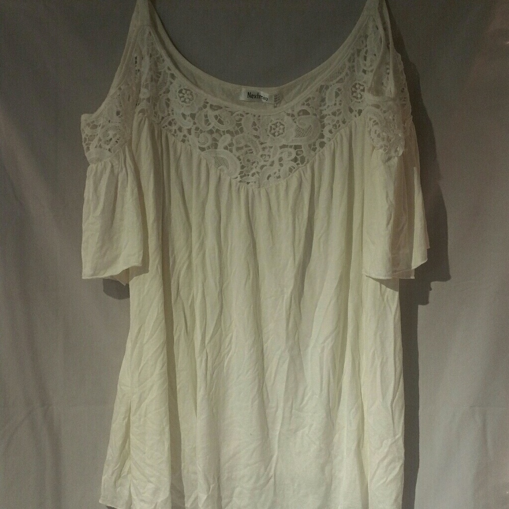 NEW W TAGS Beautiful cold shoulder with lace